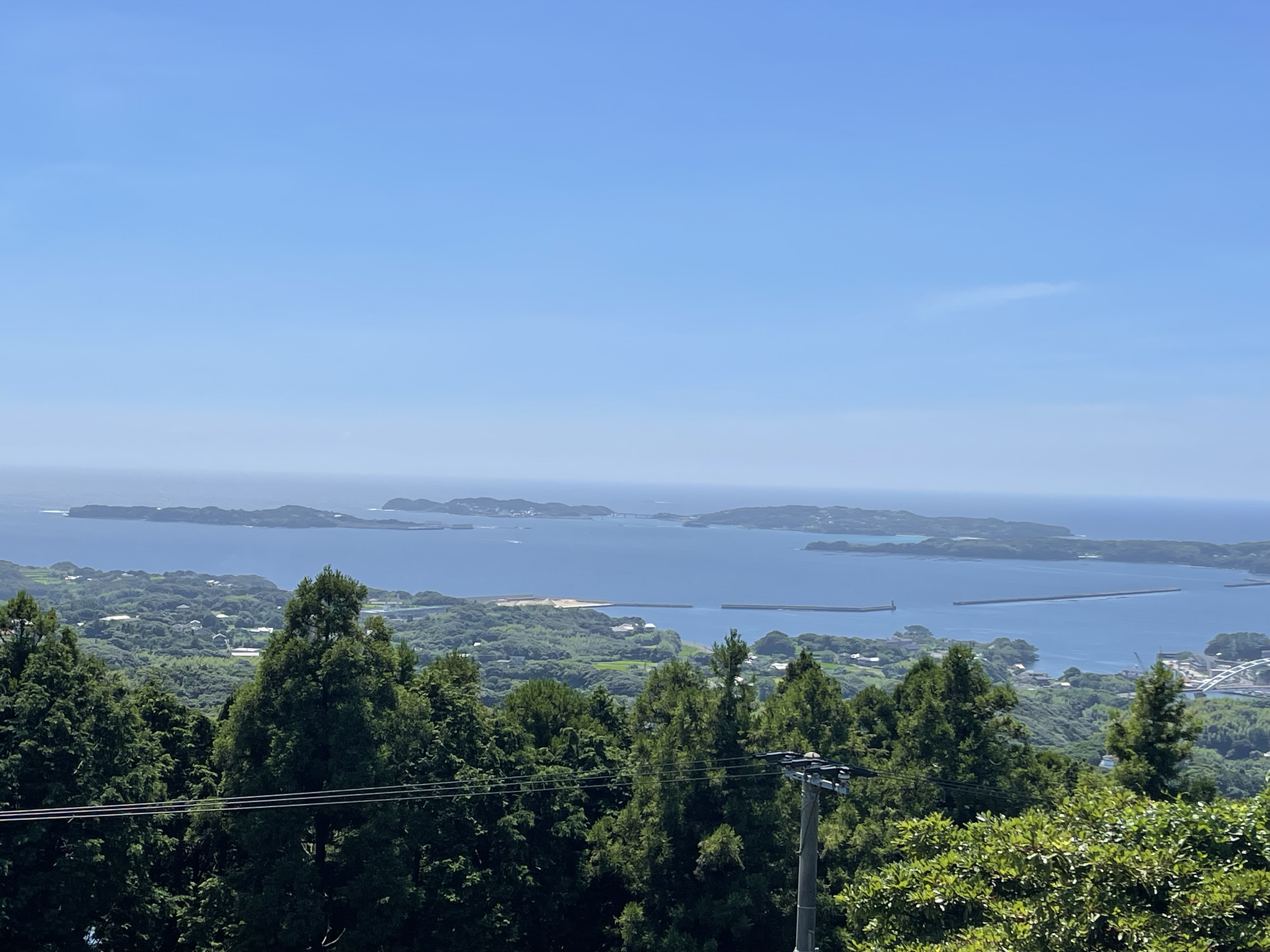 岳の辻に向かう道の途中で郷ノ浦を望む